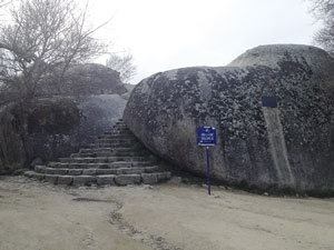 Fotografía de las escaleras que dan lugar a la famosa Silla de Felipe II
