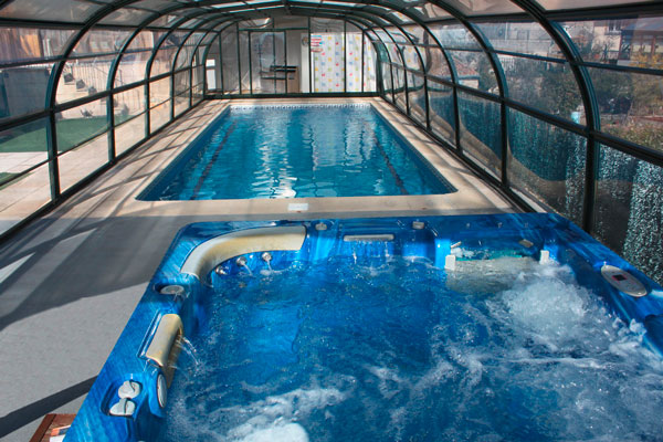 Piscina cubierta y climatizada con el agua terapéutica a más de 30º y jacuzzi para 6 personas, todo las 24 horas todo el año.